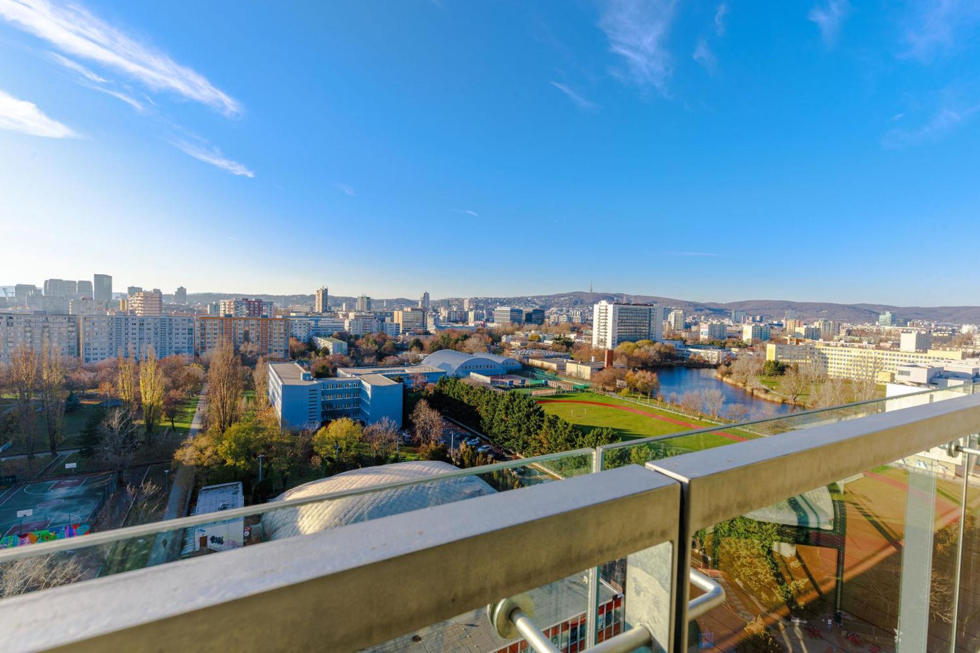 Sunny Apartment With Amazing Terrace On The 13Th Floor Near City Center 布拉迪斯拉发 外观 照片